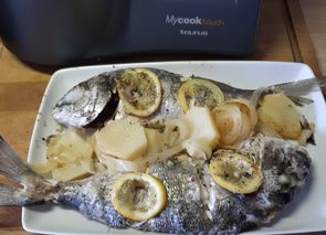 Doradas al vapor con limón y un toque de tomillo y acompañadas de cebolla y patatas