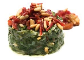 Acelgas con virutas de jamón y piñones