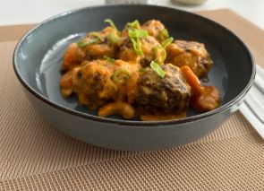 Albóndigas con salsa de curry rojo