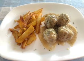 Albóndigas en salsa de almendras marcona