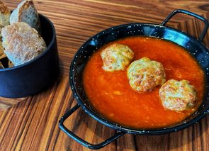 Albóndigas saludables de pollo en salsa de tomate