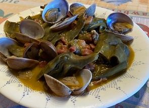 Alcachofas con almejas y jamón