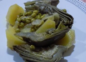 Alcachofas con patatas y guisantes