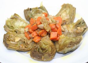 Alcachofas pochadas con verduras