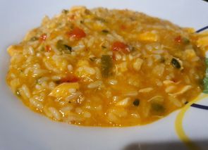 Arroz caldoso con gambones, verduras y salmón al vapor