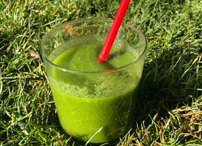 Batido detox de espinacas y fruta