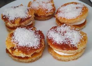 Bizcocho borracho relleno de nata