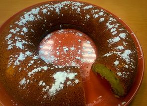 Bizcocho de kiwi con azúcar glas