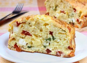 Bizcocho de queso, tomate seco y albahaca