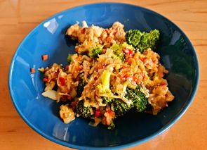 Brócoli con pollo y almendras