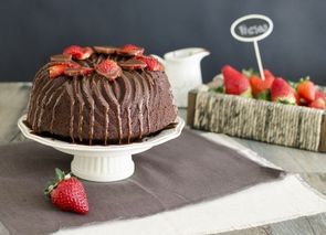 Bundt Cake de chocolate y fresas