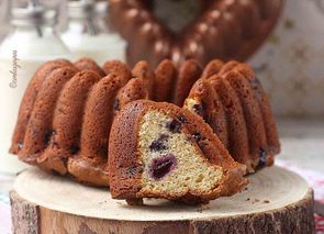 Bundt cake de yogur griego, limón y arándanos