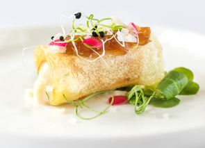 Canelón de patata con crema de bacalao y cebolla caramelizada