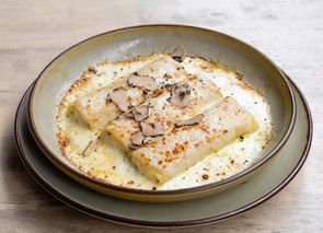 Canelones de pollo con bechamel de trufa