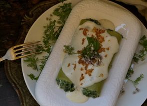 Canelones rellenos de espinacas con bechamel de queso azul