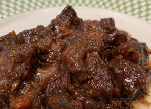 Carrillada al vino tinto y miel con aromas de hierbas