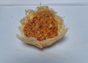 Cestitos de queso parmesano, con boloñesa de pollo