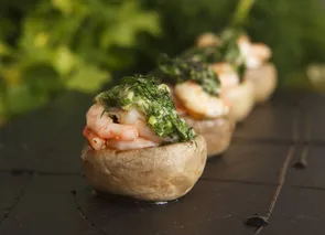 Champiñones al cóctel de gambas