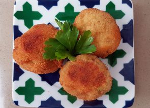 Champiñones rebozados rellenos de jamón y queso