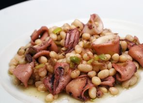 Chipirones con alubias mini y ajos tiernos