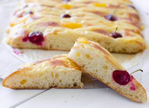 Coca de San Juan con cerezas y albaricoques
