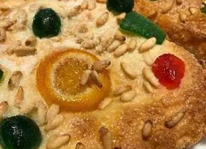 Coca de Sant Joan de hojaldre rellena de crema pastelera