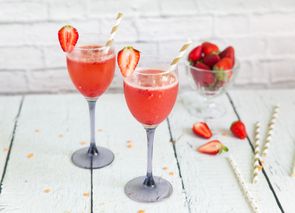 Cóctel de champán y fresas