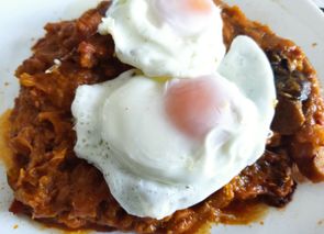 Col de invierno con huevo frito, setas y jamón