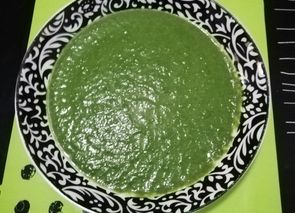 Crema de espinacas con ajos tiernos y queso azul