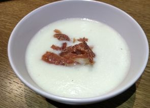 Crema de melón al aroma Pedro Ximénez con crujiente de jamón ibérico