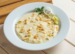 Crema de puerros y almendras