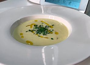 Crema o sopa fría de manzana y puerro