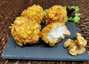 Croquetas de cabrales, pera y nueces