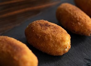 Croquetas de jamón con caldo de puchero (opcional sin gluten y sin lactosa)