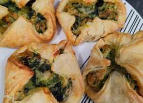 Cuadraditos de hojaldre con espinacas y gambas