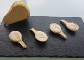 Cucharita de mayonesa con pera