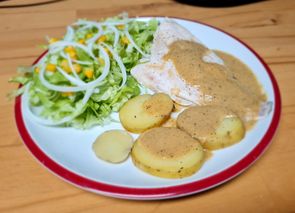 Dorada al vapor con patatas en salsa donostiarra
