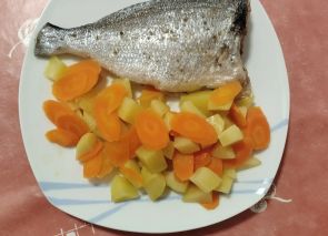 Doradas al vapor con patatas y zanahorias