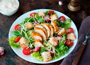 Ensalada césar con pechuga de pollo al vapor