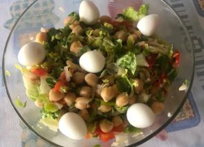 Ensalada de garbanzos con vinagreta de pimientos