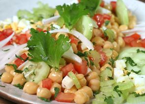 Ensalada de garbanzos veraniega