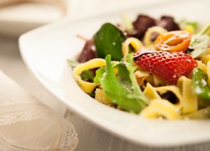 Ensalada de lechugas, pasta fresca, fresas y vinagreta de pistachos, miel y requesón