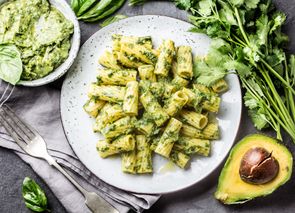 Ensalada de pasta con pesto de aguacate