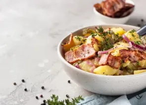Ensalada de patata con pera y tocino