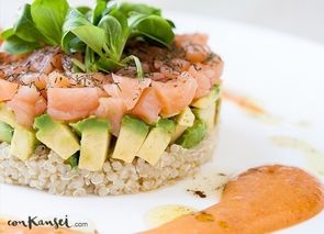 Ensalada de quinoa con aguacate y salmón