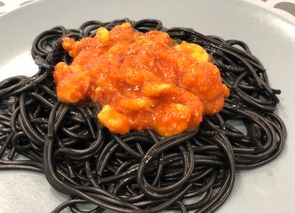 Espaguetis negros con salsa picante