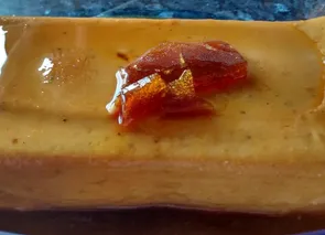 Flan con turrón de nata y nueces