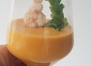 Gazpacho de mango con langostinos