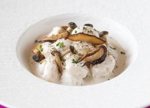 Gnocchi con setas y queso camembert