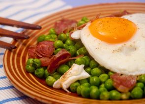 Guisantes con huevos escalfados